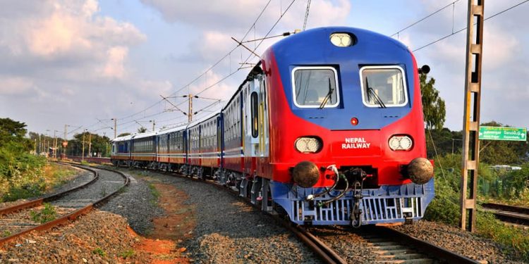 रेल चालक के लेल २५ वर्ष उमेर आ १२ पास जरुरी