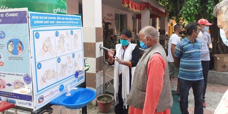 जनकपुरमा पनि मनाइयो हात धुने दिवस, विभिन्न स्थानमा टचलेश हयाण्डवास जडान
