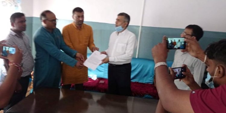 सिमा खुलाउन प्रम ओलीलाई बुझाइयो ज्ञापनपत्र