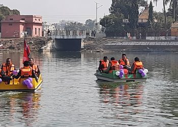 पर्यटक लोभ्याउन जनकपुरधामको धनुष सागरमा डुङ्गा संचालन