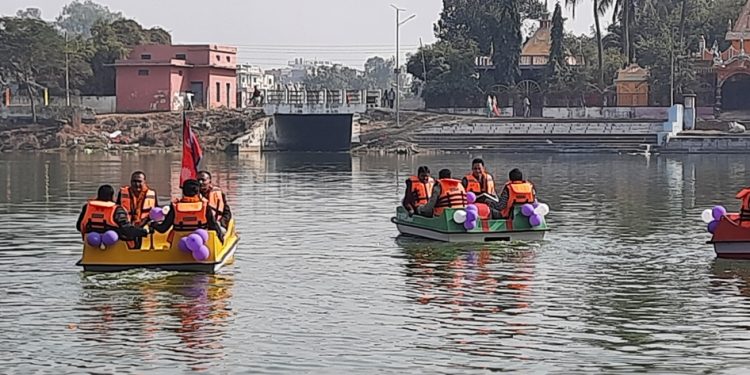 पर्यटक लोभ्याउन जनकपुरधामको धनुष सागरमा डुङ्गा संचालन