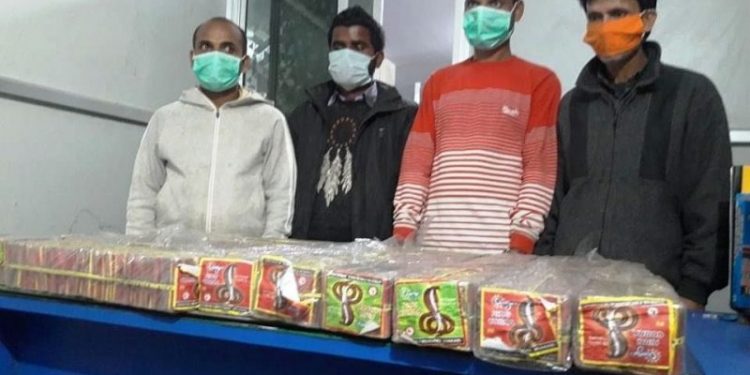 पटाका सहित ४ जना पक्राउ