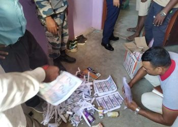 जाली नोट छाप्ने मेशिन र रुपैया सहित ३ पक्राउ