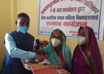 वृद्धा तथा एकल महिलालाई वडाध्यक्षद्वारा मोबाइल र साडी वितरण