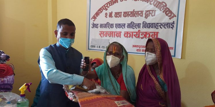 वृद्धा तथा एकल महिलालाई वडाध्यक्षद्वारा मोबाइल र साडी वितरण