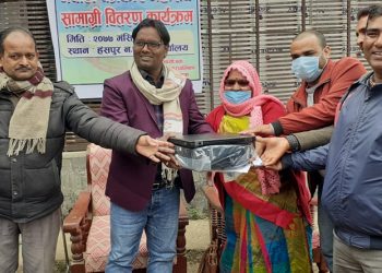 पत्रकारलाई हंसपुर नगरपालिकाद्वारा सञ्चार सामाग्री सहयोग