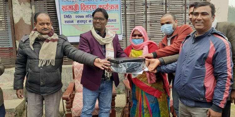 पत्रकारलाई हंसपुर नगरपालिकाद्वारा सञ्चार सामाग्री सहयोग