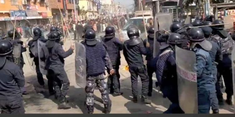प्रहरी र प्रदर्शनकारीबीच झडप : पुर्वमन्त्री यादव र झासहित एक दर्जन घाइते