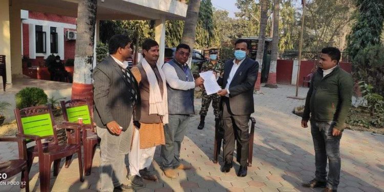 कर्मचारीहरूले विभिन्न मागसहित मुख्यमन्त्री राउतलाई बुझाए ज्ञापन