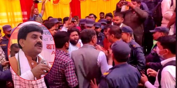 राज्यमन्त्री यादवमाथि कुर्सी प्रहार, राज्यमन्त्री भन्छन गलत हल्ला फैलाइयाे