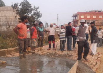 मापदण्ड विपरित बाटो ढलान गरिरहेकोमा जनप्रतिनिधिले रोक्न खोज्दा विवाद