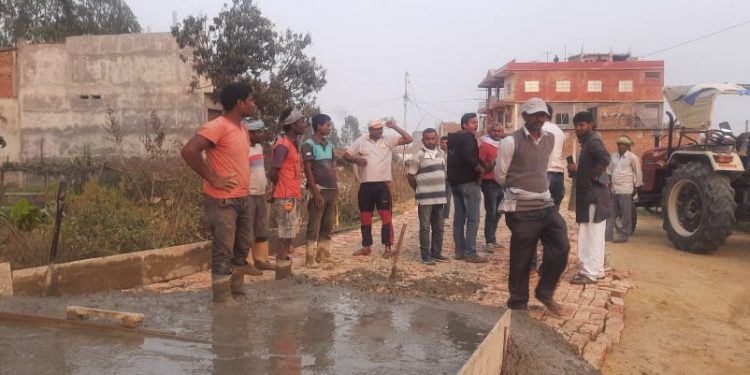 मापदण्ड विपरित बाटो ढलान गरिरहेकोमा जनप्रतिनिधिले रोक्न खोज्दा विवाद