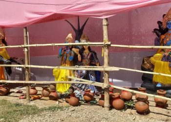 गजरियामा संकिर्तन महायज्ञ, नेता यादवद्वारा वस्त्र दान