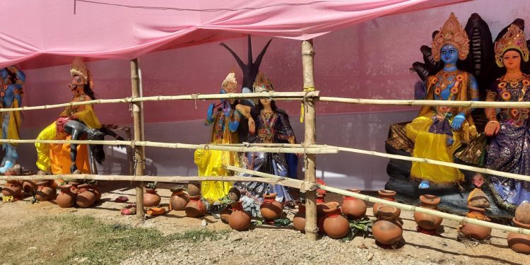 गजरियामा संकिर्तन महायज्ञ, नेता यादवद्वारा वस्त्र दान