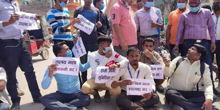 प्रदेश २ सरकार विरुद्ध स्वास्थ्यकर्मीहरु बक्यौता तलब भत्ताको मांग गर्दै प्रदर्शनमा