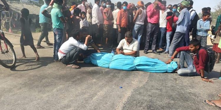 दाेषीलाई कारवाहीकाे मांग गर्दै सडकमै शव राखेर प्रदर्शन