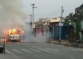 गुडिरहेकाे गाडीमा मुख्यमन्त्री कार्यालय अगाडि आगलागी