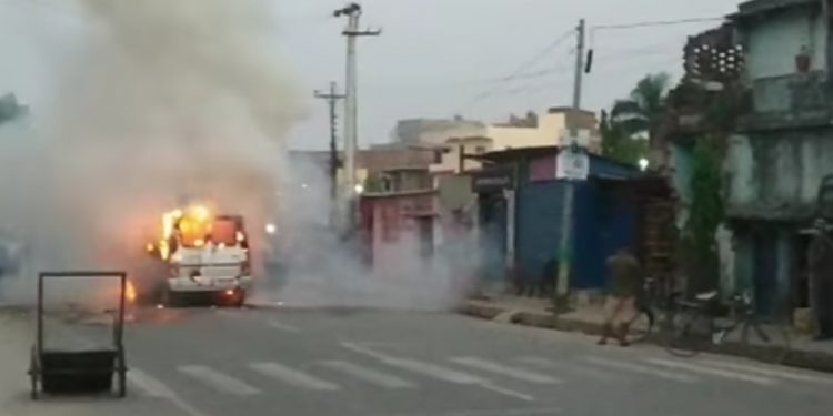 गुडिरहेकाे गाडीमा मुख्यमन्त्री कार्यालय अगाडि आगलागी