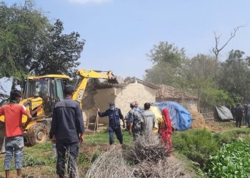 गुठीको जग्गा अतिक्रमण गरी बनाइएका घर टहरा भत्काइयो, विरोध गर्ने दुई पक्राउ