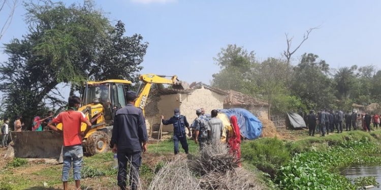 गुठीको जग्गा अतिक्रमण गरी बनाइएका घर टहरा भत्काइयो, विरोध गर्ने दुई पक्राउ