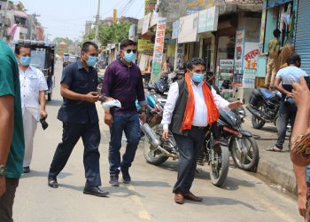 प्रदेश प्रमुख झाले बटुवाहरुलाई मास्क लगाउंदै गरे कोभिड अनुगमन