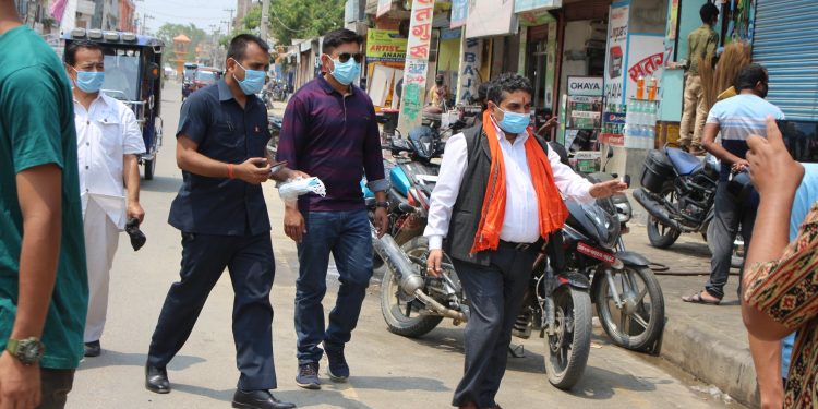 प्रदेश प्रमुख झाले बटुवाहरुलाई मास्क लगाउंदै गरे कोभिड अनुगमन