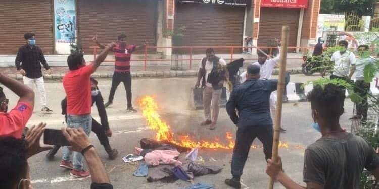 नागरिकता अध्यादेशको विरोध गर्नेहरुको पुतला दहन