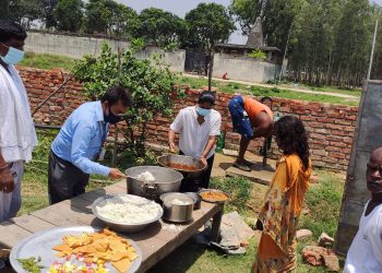 निषेधाज्ञामा गरीब असहायलाई वडाध्यक्षले शुरू गरे खाना  खुवाउने अभियान
