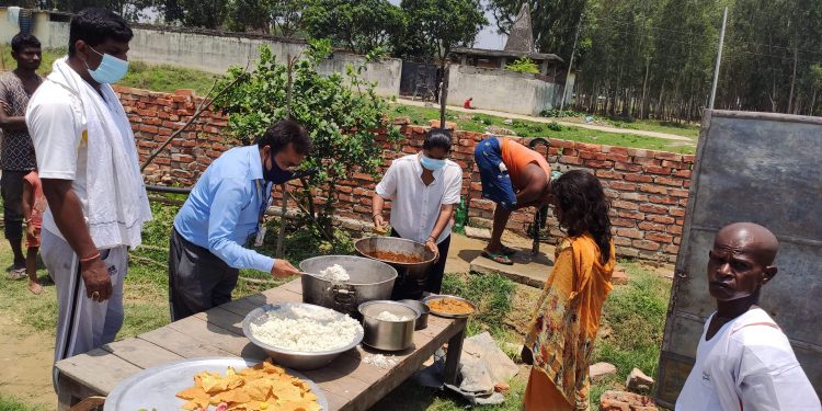 निषेधाज्ञामा गरीब असहायलाई वडाध्यक्षले शुरू गरे खाना  खुवाउने अभियान