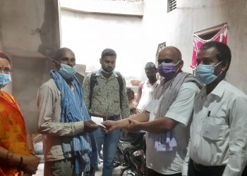 पाेखरीमा डुबेर मृत्यु भएकी बालिकाहरूकाे परिवारलाई गाउंपालिकाद्वारा एक लाख ५१ हजारकाे दरले राहत सहयाेग