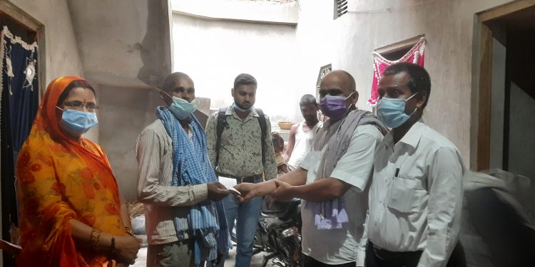 पाेखरीमा डुबेर मृत्यु भएकी बालिकाहरूकाे परिवारलाई गाउंपालिकाद्वारा एक लाख ५१ हजारकाे दरले राहत सहयाेग
