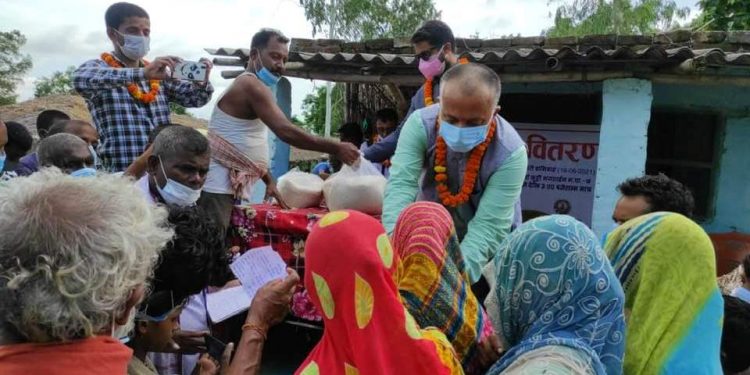ब्राह्ण महासभा र निषादद्वारा विपन्न परिवारलाई राहत वितरण