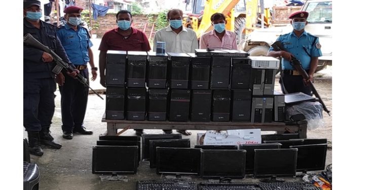 विद्यालयको कम्प्युटर चोरेको आरोपमा तीनजना पक्राउ