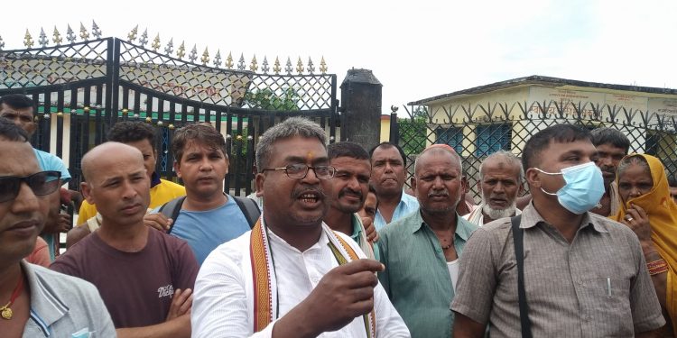 अनियमितता विरुद्ध जनप्रतिनिधिले नै गरे वडामा तालाबन्दी