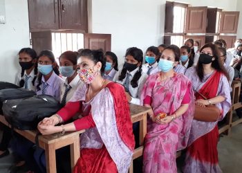 पुर्व युवराज्ञी हिमानीले छात्राहरुलाई दिए पानी प्यूरिफाइर बोतल