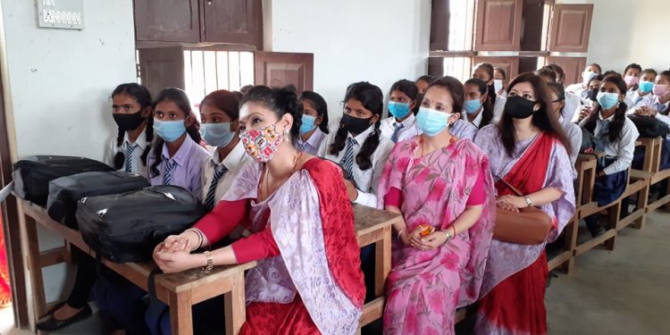 पुर्व युवराज्ञी हिमानीले छात्राहरुलाई दिए पानी प्यूरिफाइर बोतल