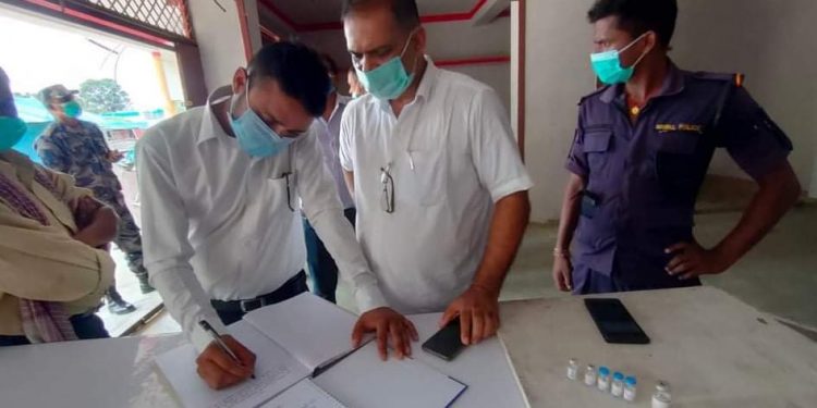 कोभिड विरुद्धको खोप बेचेको आरोपमा स्वास्थ्यकर्मी सहित दुई पक्राउ