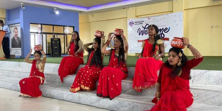 नवआगन्तुक विद्यार्थीलाई माेनाष्टिकले यसरी गरे स्वागत