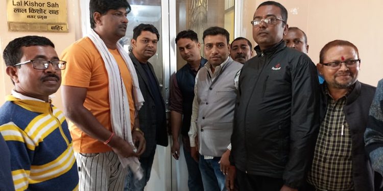मेयर साहको निर्देशनमा दुव्र्यवहार गरिएको भन्दै उपमहानगरमा तालाबन्दी