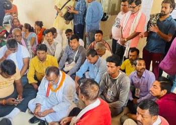नमूना मतपत्रमा चुनान चिन्ह नराखिएकाे भन्दै उम्मेदवार धर्नामा