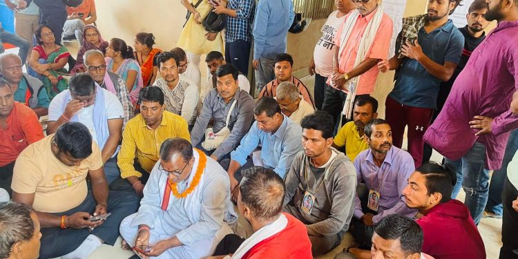नमूना मतपत्रमा चुनान चिन्ह नराखिएकाे भन्दै उम्मेदवार धर्नामा