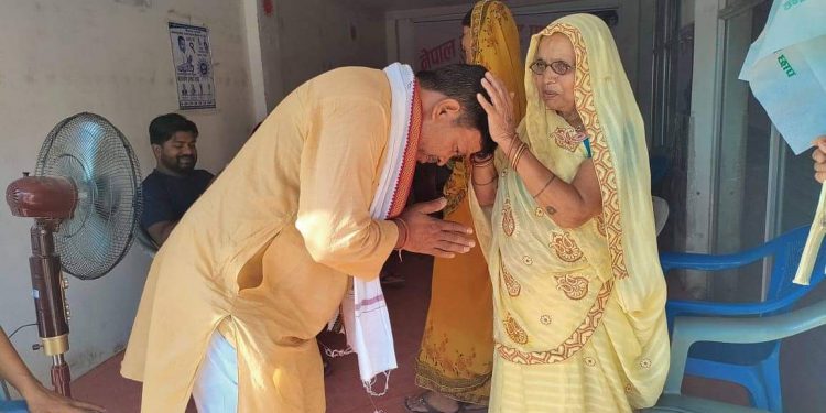 वडाध्यक्ष उम्मेदवार नारायणलाई जिताउ अभियानमा स्थानीय जुटे