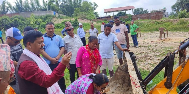 मन्त्रीले शिलान्यास गरेकाे २४ नबित्दै फुटबल मैदानकाे निर्माण कार्य वनले राेकायाे
