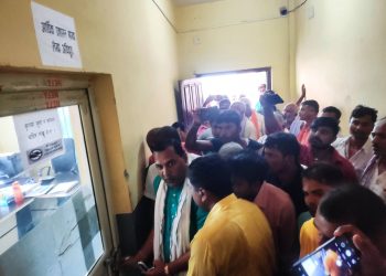 बक्यौता रकम भुक्तानीको माग गर्दै कृषकहरुले मधेशका कृषि मन्त्रालयमा गरे तालाबन्दी