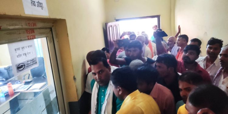 बक्यौता रकम भुक्तानीको माग गर्दै कृषकहरुले मधेशका कृषि मन्त्रालयमा गरे तालाबन्दी