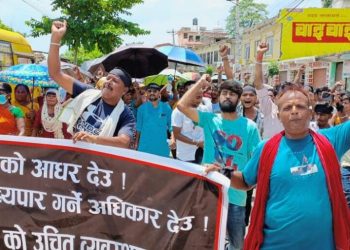 व्यवस्थापनकाे माग गर्दै नगरप्रमुख साह विरूद्ध फुटपाथे पसलेहरूकाे प्रदर्शन