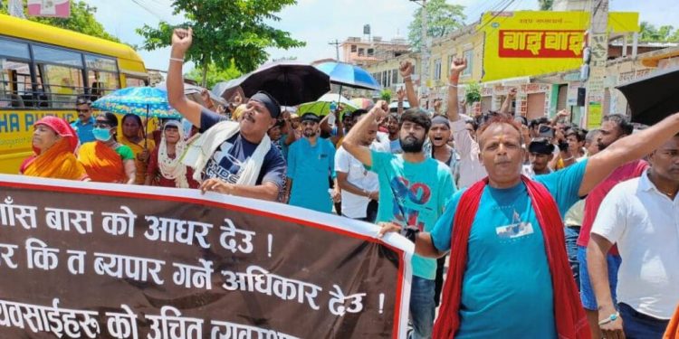 व्यवस्थापनकाे माग गर्दै नगरप्रमुख साह विरूद्ध फुटपाथे पसलेहरूकाे प्रदर्शन