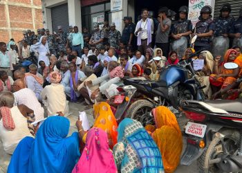 नगरसभाकाे माग गर्दै लाेसपाले गरे नगरपालिका घेराउ