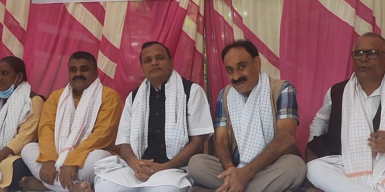 आफैले घाेषणा गरेका निषेधित क्षेत्रमा मधेश सरकारकाे धर्ना