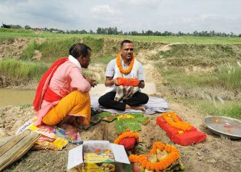 झिझा खोलामा मटिहानी नपाले पुल बनाउंदै